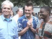 Weltfest 2002 - Hans-Christian Ströbele, Kipper (SONED) und Akinola Famson