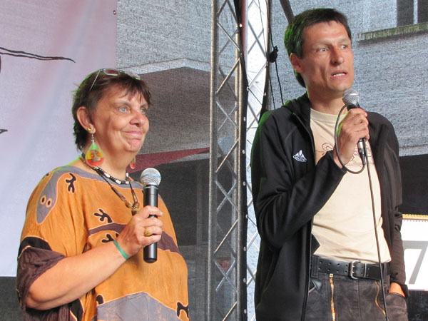 Weltfest am Boxhagener Platz 2013 - Brigitta Bremme und Andi Raue (SONED) auf der Weltfest Bühne