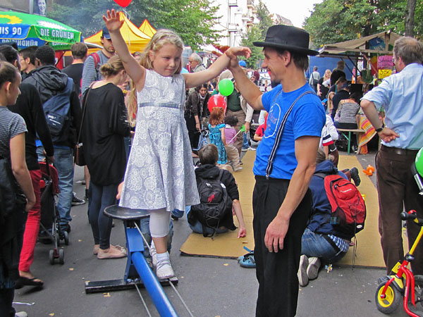 Weltfest am Boxhagener Platz 2013 - Seiltanzen mit Zirkus Zack